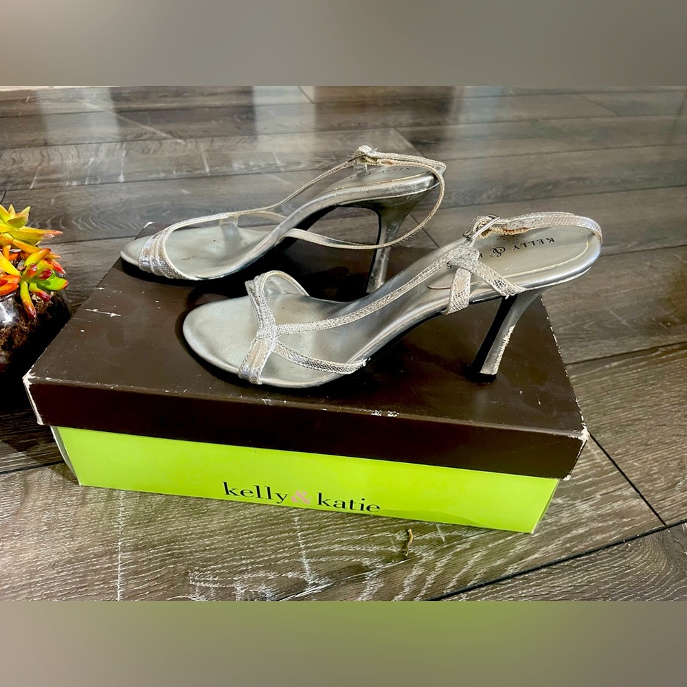 🩶 Kelly & Katie silver heels. “Hannah” style - EUC